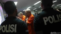 Menurut Kepala Bareskrim Komjen Ari Dono Sukmanto, modus pelaku adalah memalsukan dokumen.