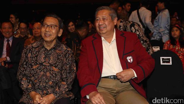 SBY dan keluarga kompak berbaju merah dalam launching The Yudhoyono Institute.