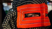 Namun wanita muda saat ini sudah jarang yang mau mengenakan topeng ini. Para gadis memilih untuk menggunakan hijab saja (BBC)
