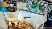 Kalau mau mencicipi bubur ayam ini setelah turun dari bus atau kereta di daerah Landmark, Sudirman, harus sabar antri. Buburnya kental, gurih dengan suwiran ayam yang kering. Enak!