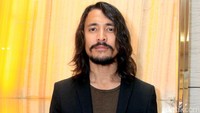Ia tampil dengan rambut gondrong, brewok dan kumis tebal. (Dok. detikHOT)
