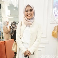 Hadir pula istri Ricky Harun, Herfiza, yang mengenakan baju serba putih dan kerudung colak yang kalem. Foto: Dok. Arina Yulistara/Wolipop