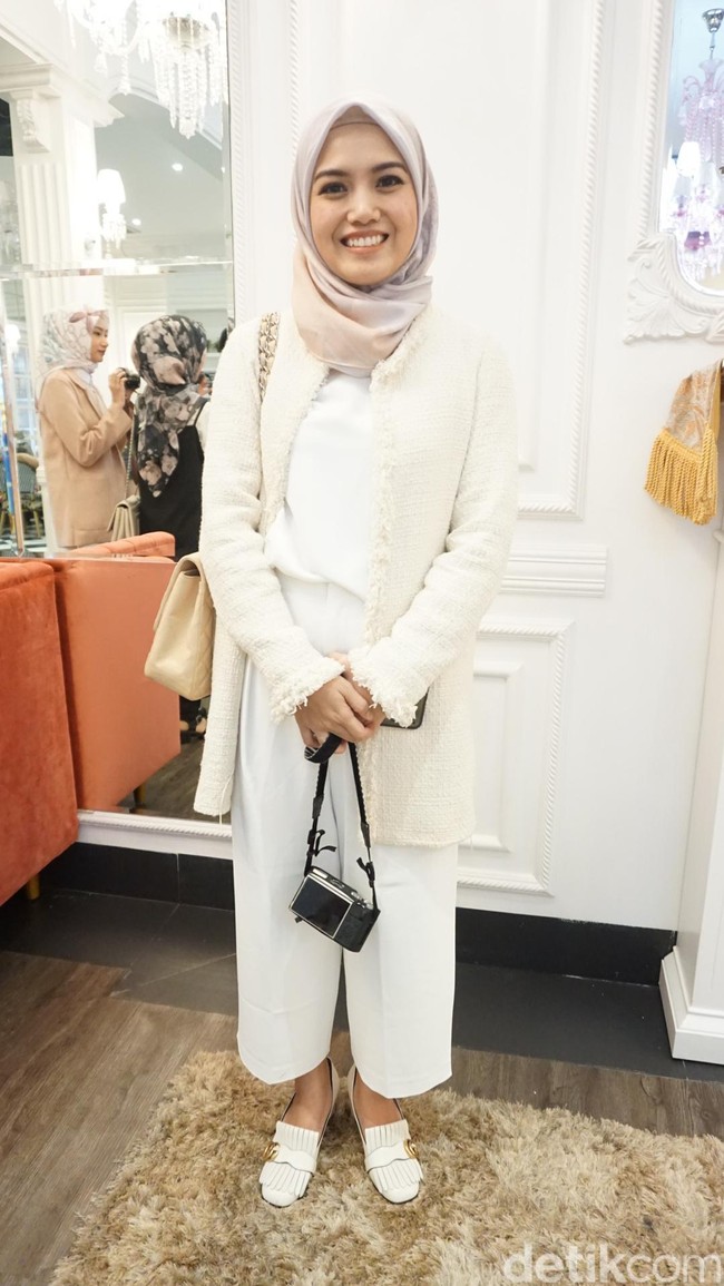 Hadir pula istri Ricky Harun, Herfiza, yang mengenakan baju serba putih dan kerudung colak yang kalem. Foto: Dok. Arina Yulistara/Wolipop