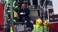 Petugas sukses mengevakuasi salah satu korban yang terjebak di dalam bus. REUTERS/Dylan Martinez.