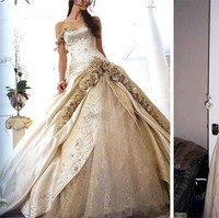 Kesan mewah sama sekali tidak terlihat pada gaun asli, sementara pada foto iklan, gaun pengantin tampak megah dengan detail rok transparan dan bordir bunga.Foto: Dok. Bored Panda
