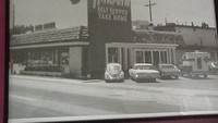 Siapa tak kenal resto ayam berlogo kakek rambut putih ini? KFC berdiri tahun 1930 di sebuah pompa bensin. Inilah gerai pertama resto yang didirikan Harland Sanders ini. Foto: This Is Insider