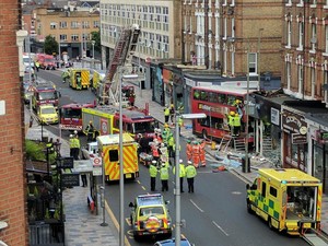 Brak! Bus Tingkat London Tabrak Pertokoan, Penumpang Luka-luka