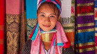 Desa ini ramah kok kepada turis. Jadi selain bisa bertemu wanita berleher panjang, turis juga bisa menjadikan hasil tenun mereka oleh-oleh (Thinkstock)