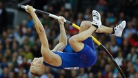 Sam Kendricks dari AS melengkung dengan galahnya. REUTERS/Kai Pfaffenbach.