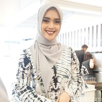 Athieqah Asy-Syahidah, dokter berhijab cantik yang tampil keren dalam setelan busana monokrom. Foto: Dok. Arina Yulistara/Wolipop