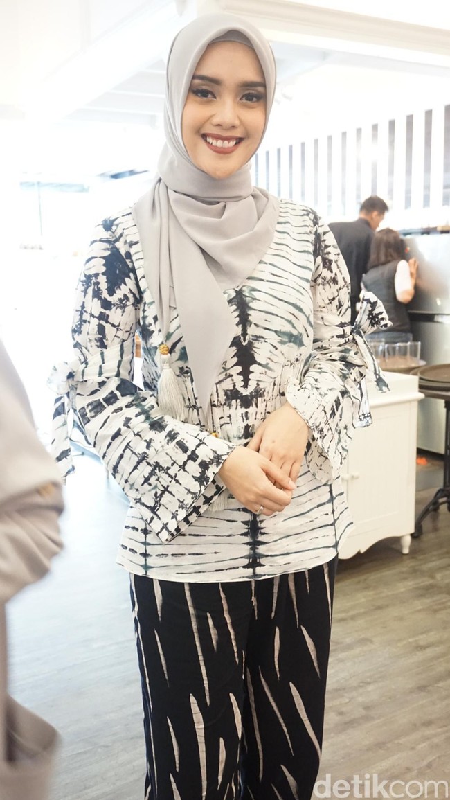 Athieqah Asy-Syahidah, dokter berhijab cantik yang tampil keren dalam setelan busana monokrom. Foto: Dok. Arina Yulistara/Wolipop