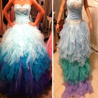 Maksud hati ingin mengenakan gaun dengan detail ombre di bagian bawa busana, namun kenyataannya detail ombre tak seindah di foto iklan. Kesan megah seperti yang ditampilkan di foto iklan pun tak terlihat di gaun asli. Foto: Dok. Bored Panda