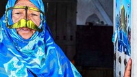 Lebih dari itu, topeng wajah ini juga menjadi penanda asal-usul, desa dan status seorang wanita. Hal ini bisa dilihat dari bahan, bordiran dan desainnya (BBC)