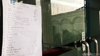 Selembar kertas berisi absensi terpampang di pintu masuk kantor. Seperti diketahui, Bareskrim Polri resmi menahan bos First Travel, Andika Surachman dan istrinya Anniesa Desvitasari karena dugaan penipuan perjalanan umroh. Akibat penipuan ini, sebanyak 30 ribu calon jemaah belum diberangkatkan umroh.