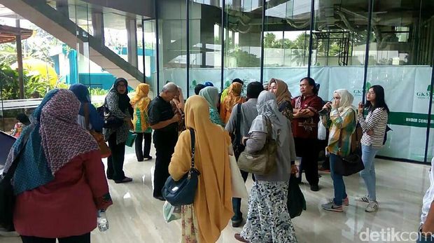Jemaah menumpuk di lobi kantor First Travel