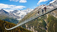 Jembatan ini memiliki panjang 1.620 kaki atau 493,776 meter dengan ketinggian 300 kaki atau 91 meter dari dasar jurang di celah pegunungan Alpen. Jembatan yang diberi nama Jembatan Charles Kuonen ini menghubungkan kota Grachen dan Zermatt. Istimewa/inhabitat.