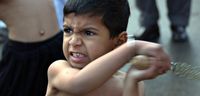 Ada anak kecil yang ikut serta di ritual ini (AFP)