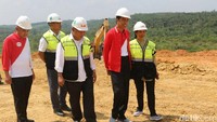 Jokowi meninjau proyek tol Pekanbaru-Kandis-Dumai, Minggu (23/7/2018). Jokowi blusukan dengan mengenakan jaket berlogo The Flash.