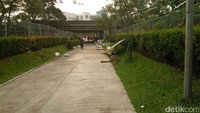Jembatan dan tangga serupa juga terdapat di akses masuk dari Jalan Cendrawasih. Tinggi tangga dan panjang jembatan terlihat sama dibandingkan dengan jalur sebelumnya. Jalan pedestrian yang ada tampak sedang ada perbaikan dengan beberapa tumpukan karung tanah