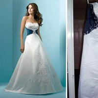 Detail biru pada gaun yang tampak cantik di foto iklan, pada gaun asli justru lebih terlihat seperti rompi. Foto: Dok. Bored Panda