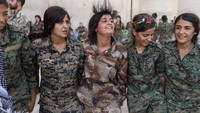 Para tentara wanita ini tergabung dalam Syrian Democratic Forces (SDF). REUTERS/Rodi Said.