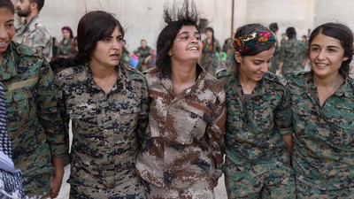 Foto : Melihat Tentara Wanita di Medan Perang Suriah