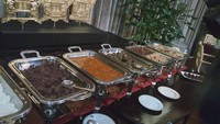 Gibran sengaja menyiapkan menu santap siang, seperti gudeg dan bubur lemu, untuk menjamu AHY.  (Foto: Bagus/detikcom)