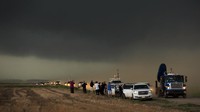 Di Amerika, profesi sebagai pemburu badai sudah lazim dijumpai. Mereka adalah para peneliti yang mendedikasikan hidupnya untuk mempelajari dan meneliti badai, seperti sekelompok Storm Chaser di Olustee, Oklahoma ini (Drew Angerer/Getty Images)