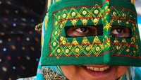 Selain menjadi bagian dari budaya dan agama, topeng wajah ini juga melindungi mereka dari sengatan matahari yang terkenal sangat kuat di Teluk Persia (BBC)