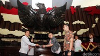 Gladi kotor tersebut menperagakan cara menyerahkan naskah.