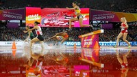 Sejumlah atlet jatuh saat pemanasan. REUTERS/Kai Pfaffenbach.