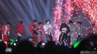 NCT 127 kala tampil di Spotify On Stage di JIExpo Kemayoran, Jakarta Pusat pada Rabu (9/8). Pool/Palevi S/detikFoto.