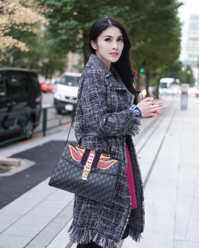 Sandra Dewi adalah satu dari banyak selebriti yang mengoleksi brand Gucci dari mulai tas juga sepatu. Salah satunya tas kulit duffle seharga US$ 5.500 atau sekitar Rp 73,3 juta. 