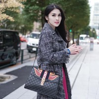 Sandra Dewi adalah satu dari banyak selebriti yang mengoleksi brand Gucci dari mulai tas juga sepatu. Salah satunya tas kulit duffle seharga US$ 5.500 atau sekitar Rp 73,3 juta. 