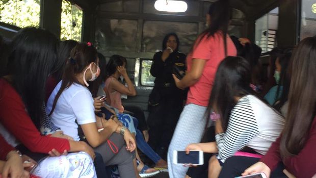 Para terapis dibawa untuk menjalani tes urine