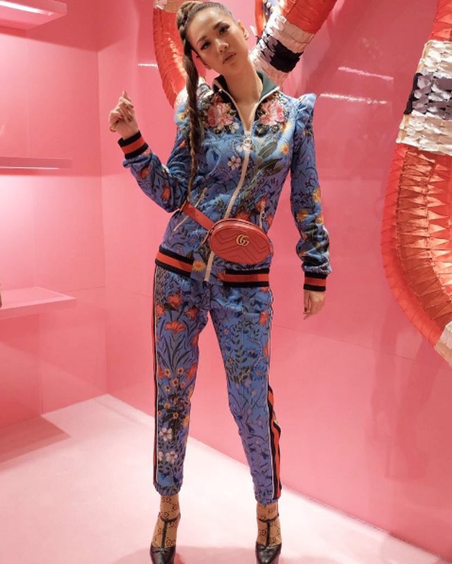 Hadir di salah satu acara Gucci bertajuk Gucci Garden, BCL datang dengan mengenakan tas pinggang Gucci bernama GG Marmont Matelasse leather belt bag seharga US$ 1.050 atau Rp 14 juta dan sepatu platform kulit Rp 13,2 juta.