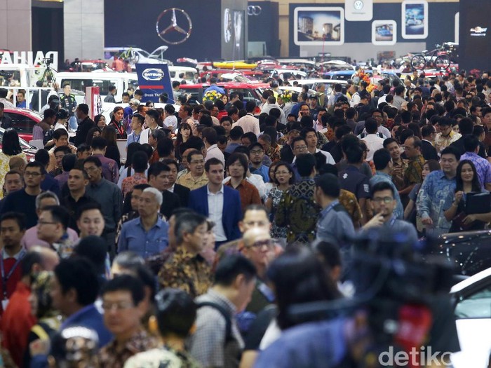 Para pengunjung memadati pameran Gaikindo Indonesia International Auto Show (GIIAS) di ICE, BSD, Tangerang, Kamis (10/8). Seperti apa keramaiannya?