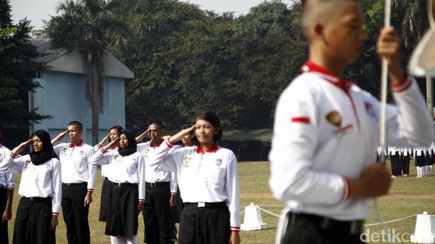 Anggota Paskibraka berlatih mengibarkan bendera merah-putih