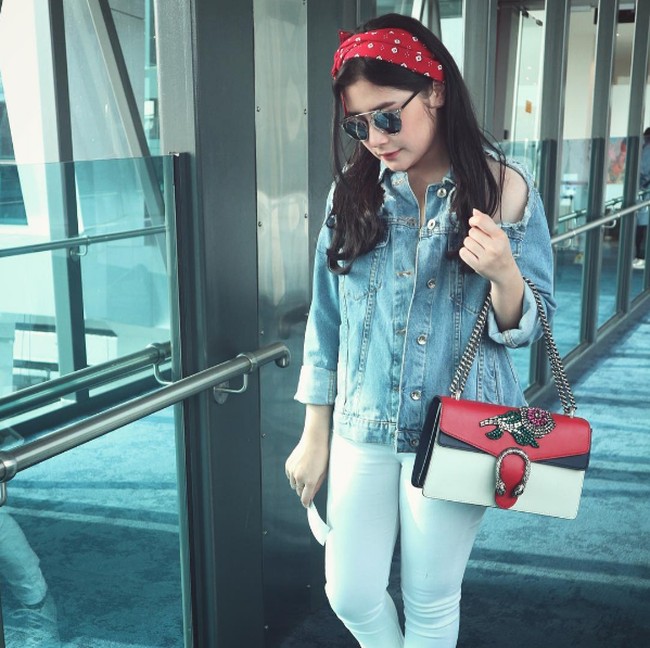 Prilly memakai salah satu it-bag Gucci, yaitu seri Dionysus. Melihat dari situs resminya, tas yang identik dengan bagian kancing berbentuk tapal kuda ini dijual US$ 4.490 atau Rp 60 juta.