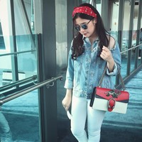 Prilly memakai salah satu it-bag Gucci, yaitu seri Dionysus. Melihat dari situs resminya, tas yang identik dengan bagian kancing berbentuk tapal kuda ini dijual US$ 4.490 atau Rp 60 juta.