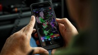 Tim Marshall (40) memperhatikan dengan seksama radar yang ada di layar smartphonenya. Misi berburu tornado ini dilakukan Tim dan rekan-rekannya di Elbert County, Colorado, AS Mei 2017 lalu (Drew Angerer/Getty Images)