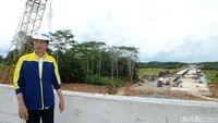 Jokowi meninjau proyek tol Balikpapan-Samarinda di Kalimantan pada Kamis (13/7). Jokowi mengenakan berwarna biru dan berpadu warna kuning. Kris/ Biro Pers Setpres
