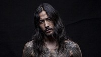 Marcello Tahitoe yang dikenal dengan nama Ello kini tampil dengan rambut gondrong, berewok, kumis tebal dan tato. (Dok. Instagram/marcello_tahitoe)