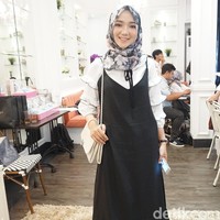 Ayu Indriati merupakan hijabers yang populer di Instagram. Ia tampil cantik berbalut baju monokrom hitam-putih. Foto: Dok. Arina Yulistara/Wolipop
