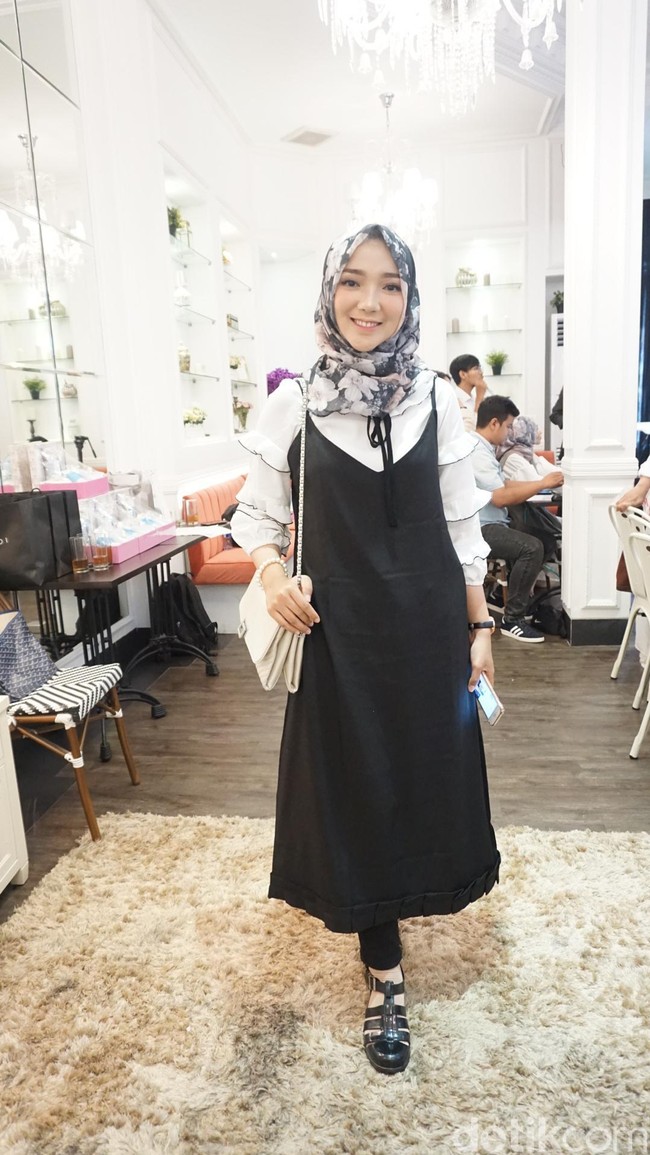 Ayu Indriati merupakan hijabers yang populer di Instagram. Ia tampil cantik berbalut baju monokrom hitam-putih. Foto: Dok. Arina Yulistara/Wolipop