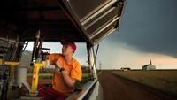 Hunter Anderson, anak magang di Pusat Studi Cuaca Buruk, sedang menyiapkan alat-alat yang dibutuhkan. Mereka harus berpindah dengan cepat dari satu lokasi ke lokasi lain untuk mengejar badai (Drew Angerer/Getty Images)