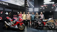 Peluncuran itu dihadiri oleh (kiri ke kanan) Direktur Marketing AHM Shigeto Kimura, Executive Vice President Director AHM Johannes Loman, Presiden Direktur PT Astra International Tbk Prijono Sugiarto, Chief Operating Officer for Motorcycle Operation of Honda Motor CO., Ltd Shinji Aoyama, President Director AHM Toshiyuki Inuma, dan Marketing Director AHM Thomas Wijaya. 