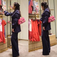 Nindi membuat tas Gucci GG Marmont tampil mencuri atensi dengan warna pink cerah. Yang satu ini dijual US$ 1.590 atau Rp 21 jutaan di situs resminya. 