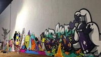 Lebar mural dan grafiti yang digarap empat seniman muda itu sekitar 40 meter dengan tinggi hanya 2 meter. Dok. Instagram/artsipjakarta