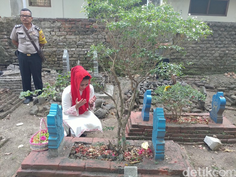 Puti Guntur Soekarno Ziarah ke Makam Pendiri Pesantren di Cirebon Puti Guntur Soekarno Ziarah ke Makam Pendiri Pesantren di Cirebon